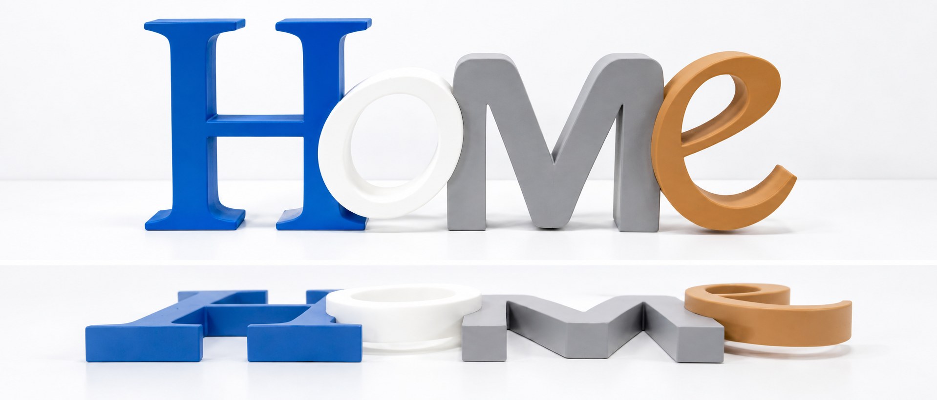 Detalle de las letras HOME vistas desde otro ángulo