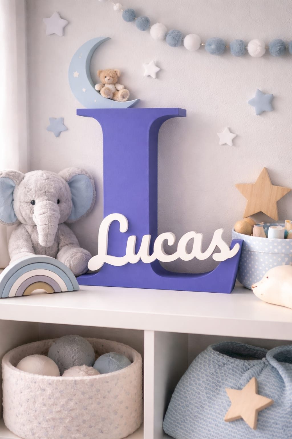 Letra L morada con el nombre Lucas en blanco